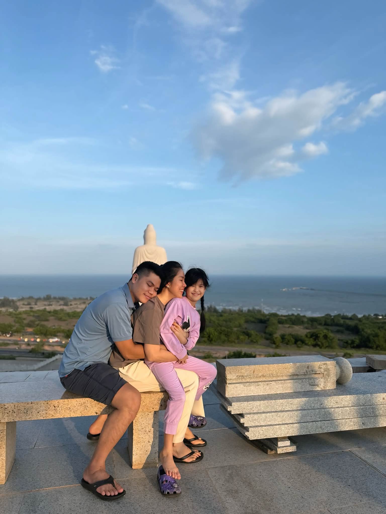 Le Phuong berbagi momen bahagia dengan suaminya, Trung Kien, pada tahun 2026 - Foto 4.