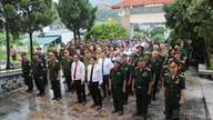 Komite Partai, Dewan Rakyat, Komite Rakyat, dan Komite Front Tanah Air Kelurahan Cam Duong mempersembahkan dupa untuk memperingati para martir yang heroik.