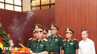 Jenderal Phan Van Giang memeriksa pekerjaan pencarian jenazah para prajurit yang gugur.