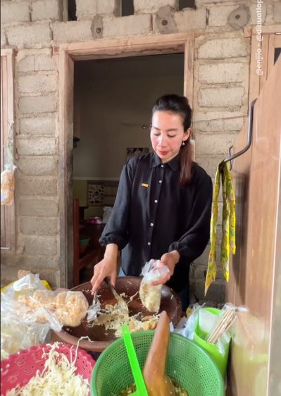5 Penjual Makanan Mirip Seleb yang Viral Sepanjang 2024 5 Penjual Makanan Mirip Seleb yang Viral Sepanjang 2024