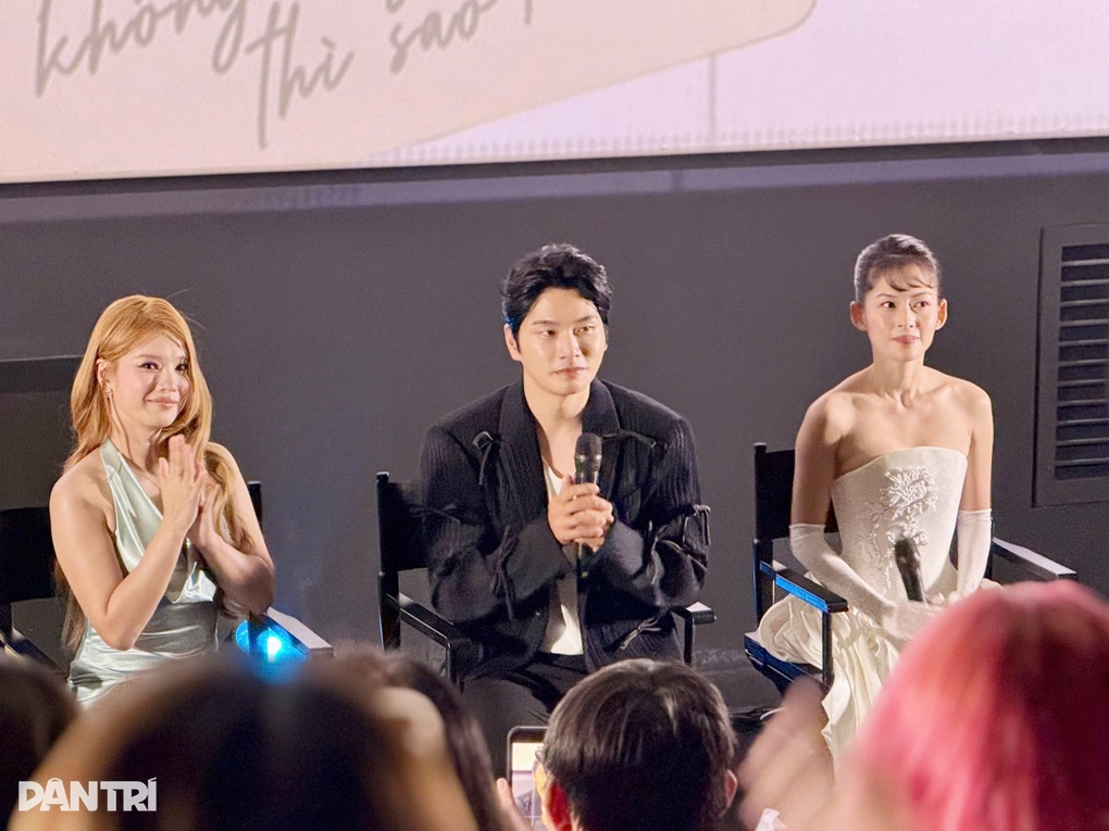 Aktris Lee Yi Kyung mengunjungi Kota Ho Chi Minh, berinteraksi dengan penggemar wanita, dan menarik perhatian - 1 Diễn viên Lee Yi Kyung đến TPHCM, tương tác cùng fan nữ gây chú ý - 1