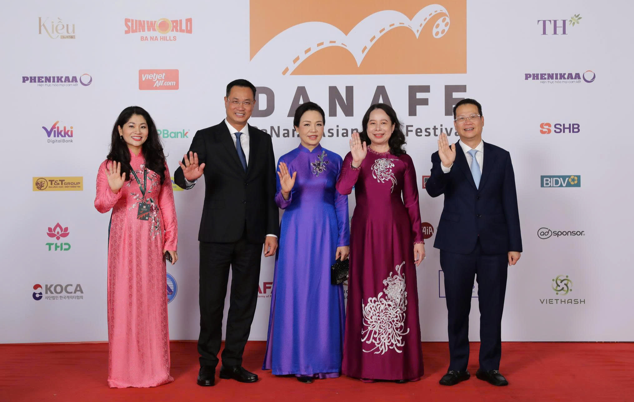 Aktris 'The Last Queen', Tang Thanh Ha, tampak cukup gugup di karpet merah DANAFF - Foto 1.