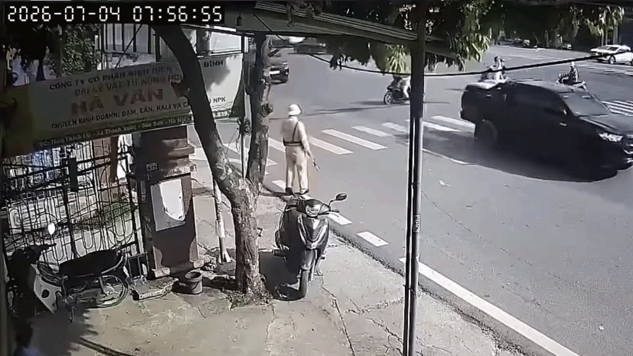 Video: Dua sepeda motor bertabrakan di persimpangan.