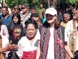 Artis Luna Maya Bangun Gedung Sekolah Taman Kanak-kanak Sinar Watugong