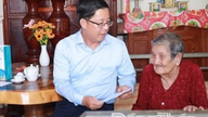 Kamerad Tran Thanh Nguyen mengunjungi dan memberikan hadiah kepada keluarga para veteran perang dan martir pada peringatan Hari Veteran Perang dan Martir.