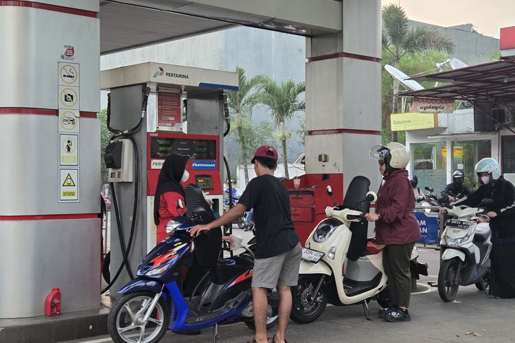 Sejumlah pengendara sepeda motor mengantre untuk mengisi Bahan Bakar Minyak di SPBU 34.15420, Jalan Benda Raya, Pamulang, Tangerang Selatan, Kamis (25/6/2026)