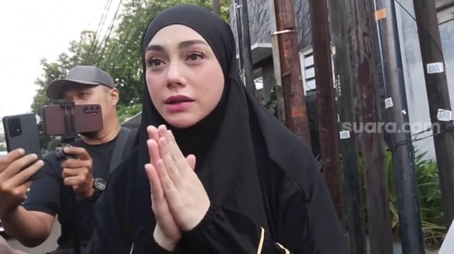 Celine Evangelista ditemui di rumah duka Najwa Shihab kawasan Jeruk Purut, Jakarta Selatan pada Selasa, 20 Mei 2025. [Suara.com/Rena Pangesti]