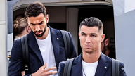 Gambar tersebut menunjukkan Ronaldo membawa koper pulang ke rumah.