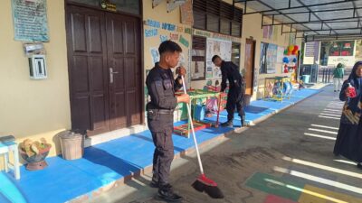 Cara Humanis Ajak Anak-anak Belajar Pentingnya Kebersihan Sejak Dini, Brimob Sulsel Bersihkan TK di Parepare