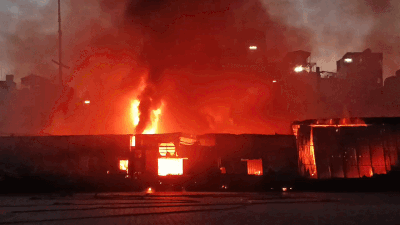 Hanoi: Kebakaran besar melanda deretan bengkel di desa kerajinan Trieu Khuc.