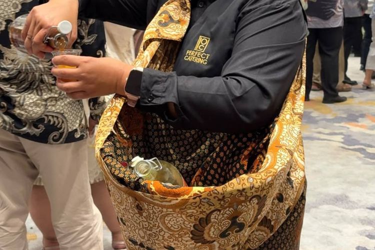 Konsep jamu gendong di pesta pernikahan menawarkan cara berbeda menikmati minuman dengan menyajikannya langsung kepada tamu.