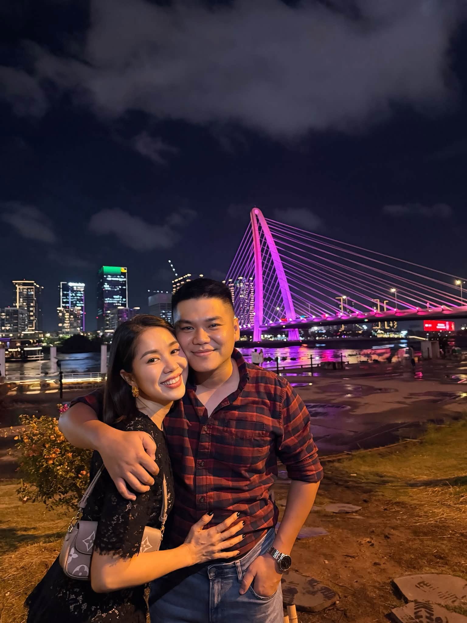 Le Phuong berbagi momen bahagia dengan suaminya, Trung Kien, pada tahun 2026 - Foto 2.