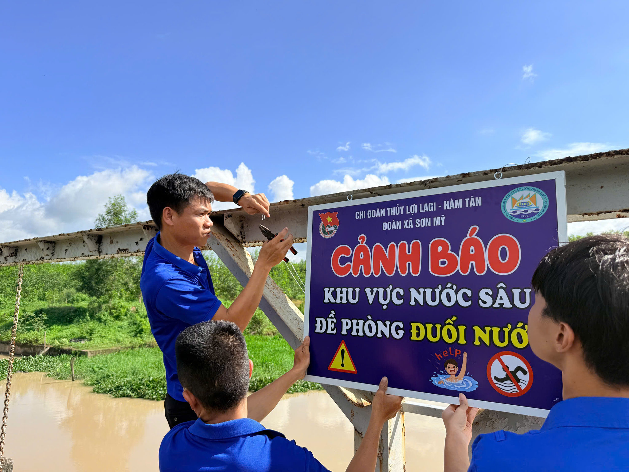 Para anggota perkumpulan pemuda di komune Son My secara rutin memeriksa dan memasang rambu peringatan di area perairan yang dalam dan berbahaya untuk mencegah tenggelam.