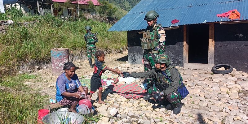 Menyusuri Wurak: Cara Satgas Pamtas Yonif 136/TS Rawat Kemanunggalan di Pedalaman Papua