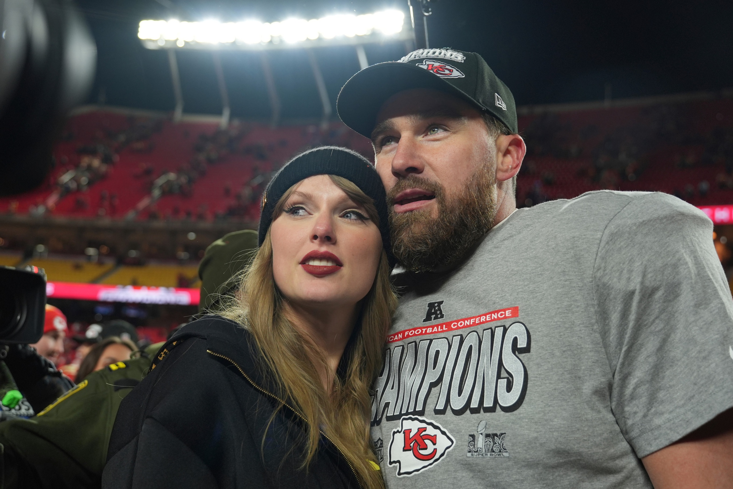 Seluruh New York heboh membicarakan 'pernikahan abad ini' antara Taylor Swift dan Travis Kelce - Foto 1.