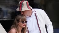 Taylor Swift dan Travis Kelce: Kisah cinta yang berawal dari sebuah gelang.