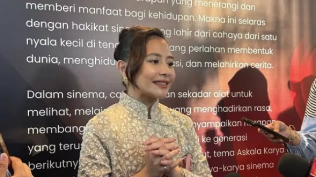 Prilly Latuconsina Rajin Bahas Buku dengan Omara Esteghlal, Sampai Diskusi Seru - GenPI.co