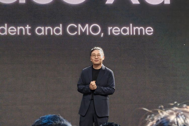Vice President sekaligus CMO Realme, Chase Xu, mengumumkan kehadiran Realme GT7 series dalam sebuah acara di Paris, Perancis, Selasa (27/5/2025). 