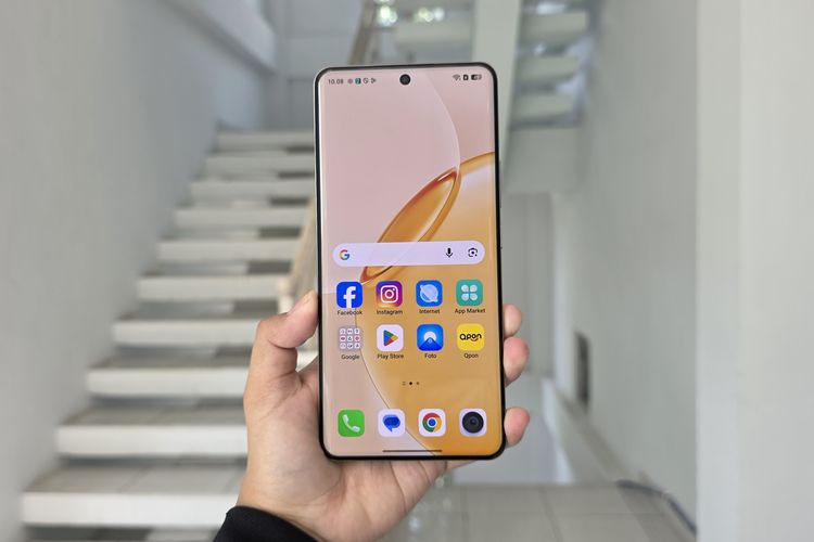 Tampak depan Realme 16 Pro Plus 5G. Ponsel ini mengusung layar AMOLED 6,8 inci beresolusi 1.280 x 2.800 piksel dengan refresh rate 144 Hz, dukungan HDR10 Plus, serta tingkat kecerahan puncak hingga 6.500 nits. 