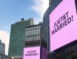 Taylor Swift Umumkan Pernikahan Lewat Jumbotron di Luar MSG: JusT&T Married
