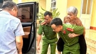 Kepolisian di komune Dong Cuong bekerja sama untuk membantu keluarga prajurit yang gugur mendapatkan sampel DNA.