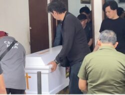 Komedian Temon Meninggal Dunia, Rumah Duka Dipenuhi Pelayat dan Rekan Artis